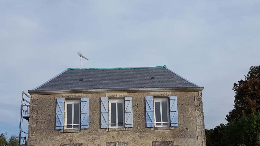 Ardoise naturelle sur ancienne école privée à Thouarsais Bouildroux - PLANCHOT Couverture Vendée